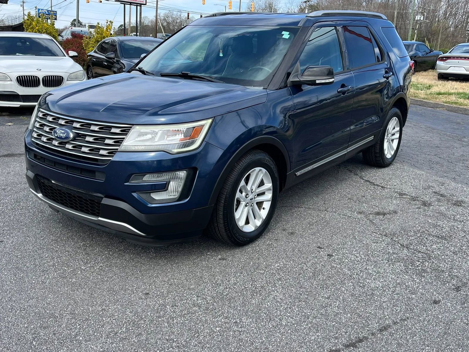 Used 2017 Ford Explorer XLT FWD image 2
