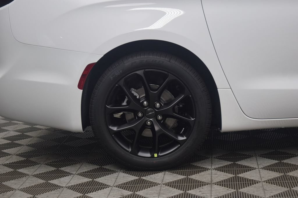 New 2027 Chrysler Pacifica Select FWD image 7