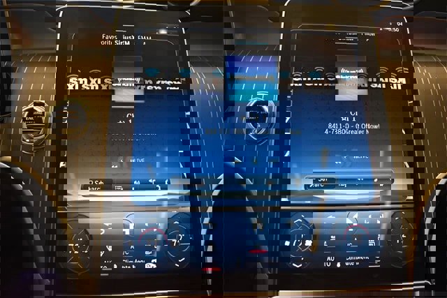 Used 2024 Mercedes-Benz GLC 300 4MATIC image 29