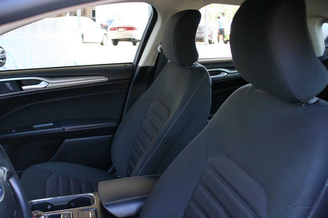 Used 2018 Ford Fusion SE w/ Fusion SE Technology Package FWD image 17