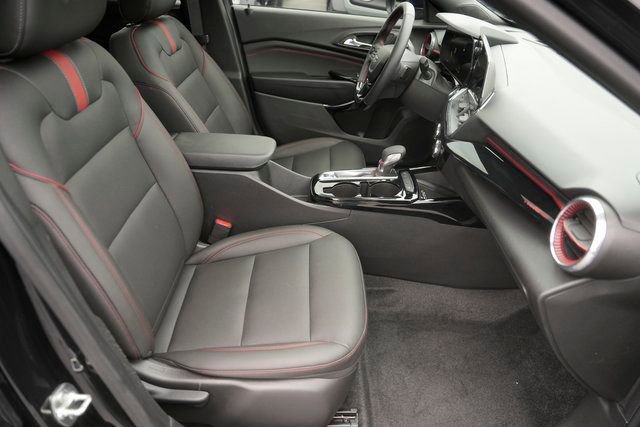 Used 2025 Chevrolet Trax RS w/ Sunroof Package image 19