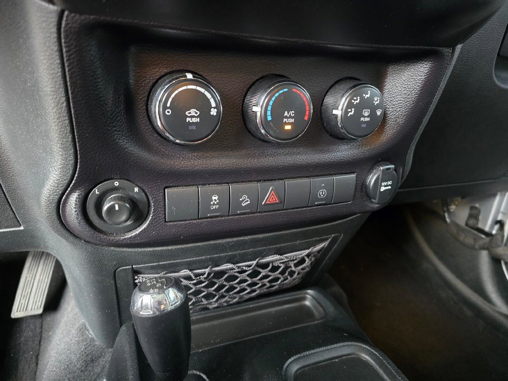 Used 2018 Jeep Wrangler Unlimited Sahara AWD/4WD image 22
