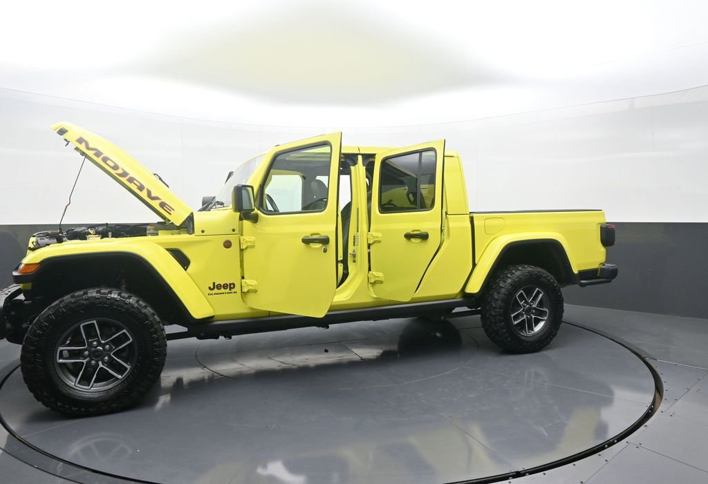 Used 2024 Jeep Gladiator Mojave AWD/4WD image 39