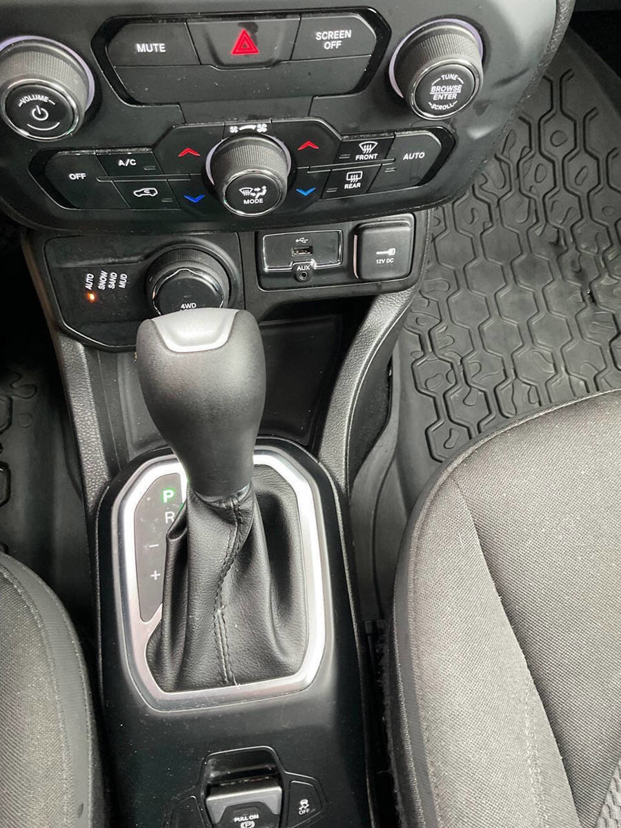 Used 2018 Jeep Renegade Altitude image 12