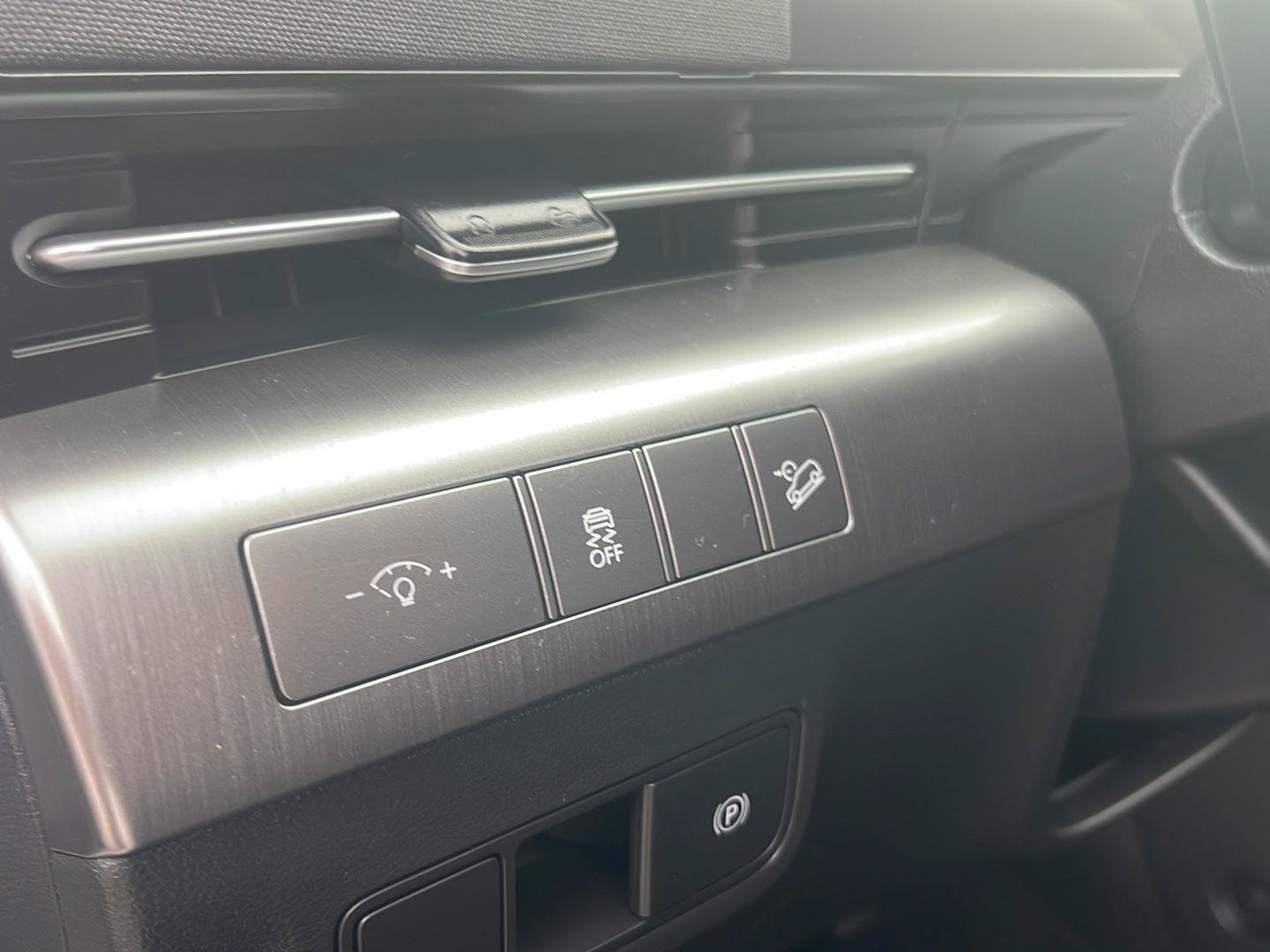 Certified 2025 Hyundai Kona SEL AWD/4WD image 29