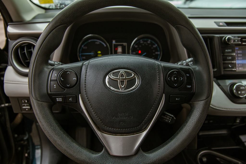 Used 2018 Toyota RAV4 LE image 17