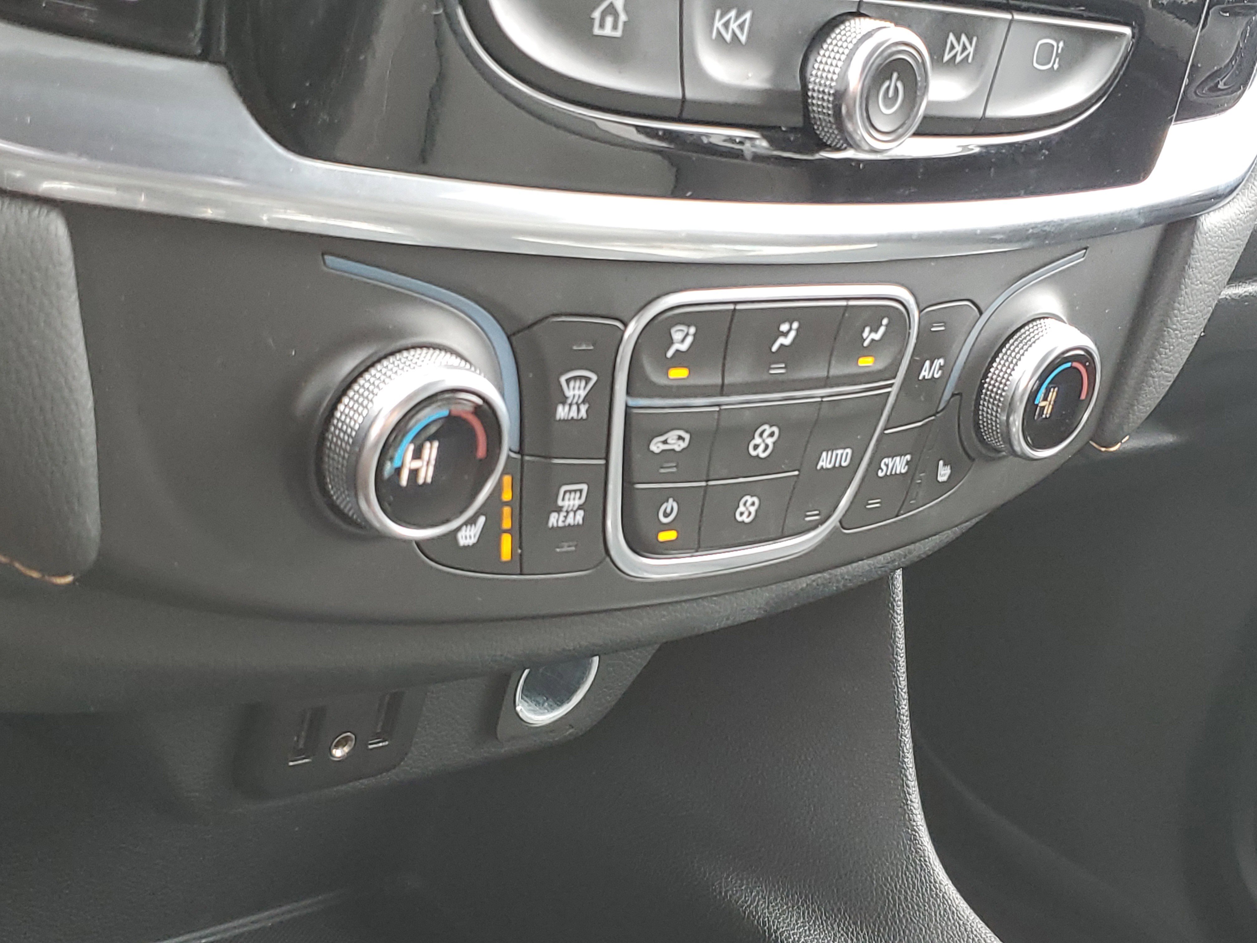 Used 2020 Chevrolet Traverse LT w/ Driver Confidence II Package image 26