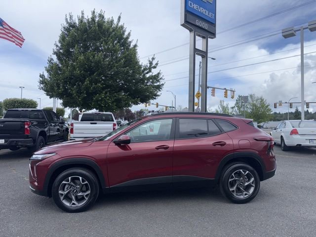 Used 2025 Chevrolet Trax LT w/ Driver Confidence Package FWD image 2