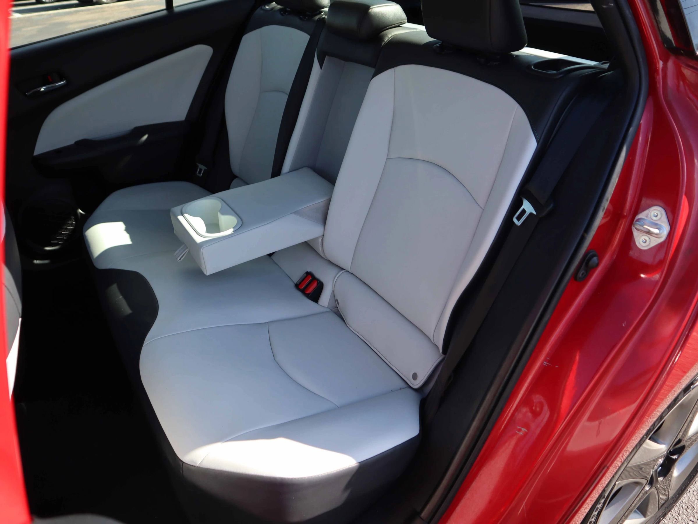 Used 2020 Toyota Prius XLE image 3