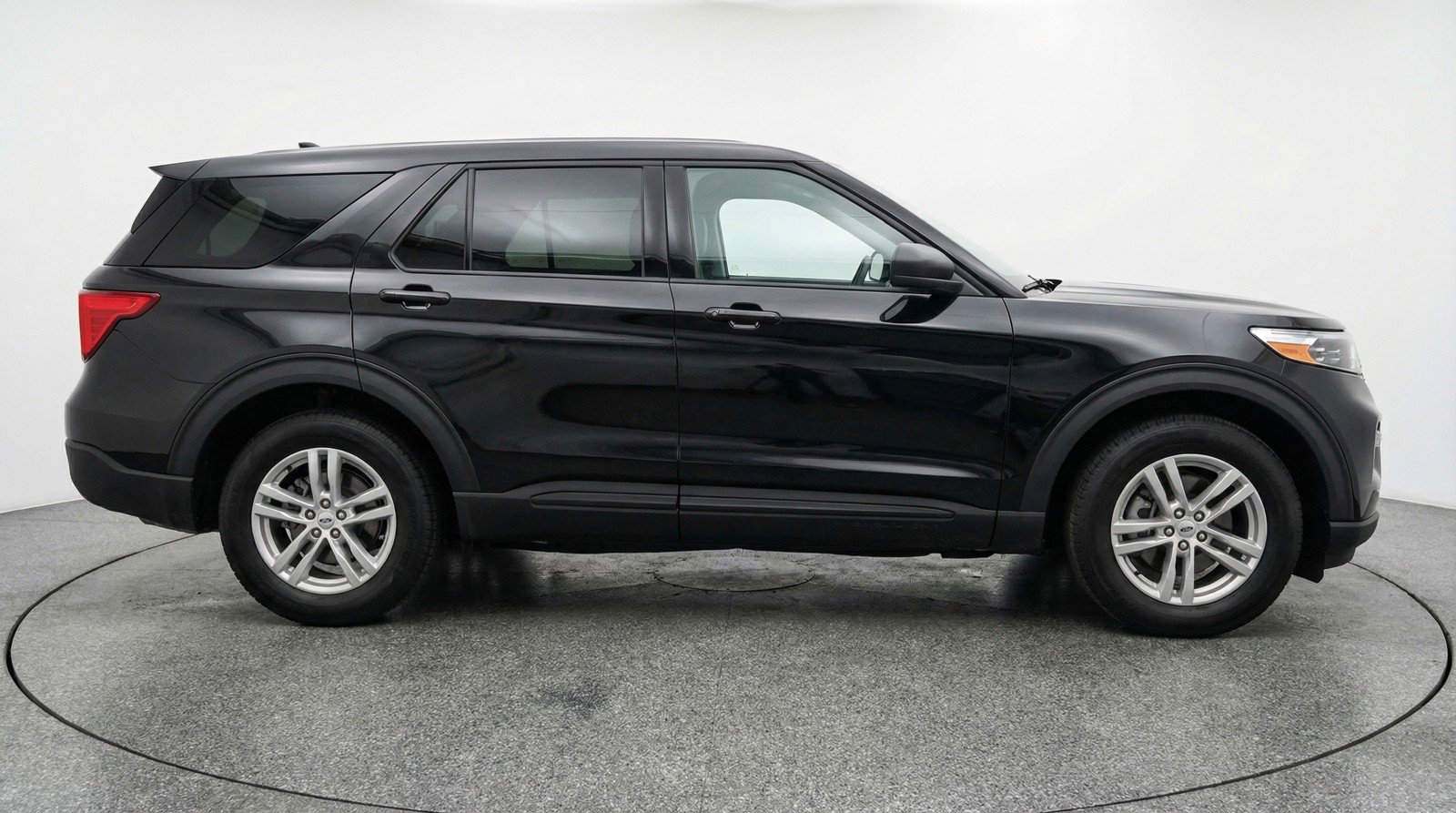 Used 2024 Ford Explorer XLT w/ Equipment Group 202A RWD image 11