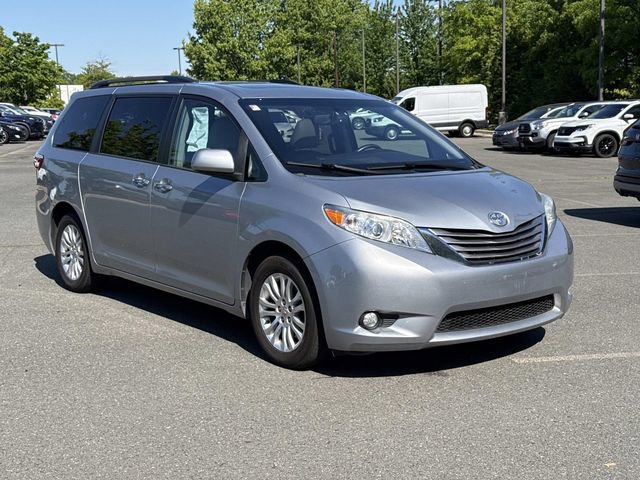 Used 2015 Toyota Sienna XLE Premium FWD image 1