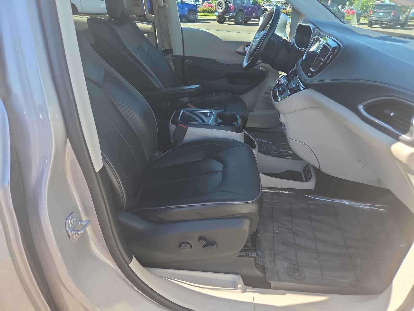 Used 2017 Chrysler Pacifica Limited FWD image 22