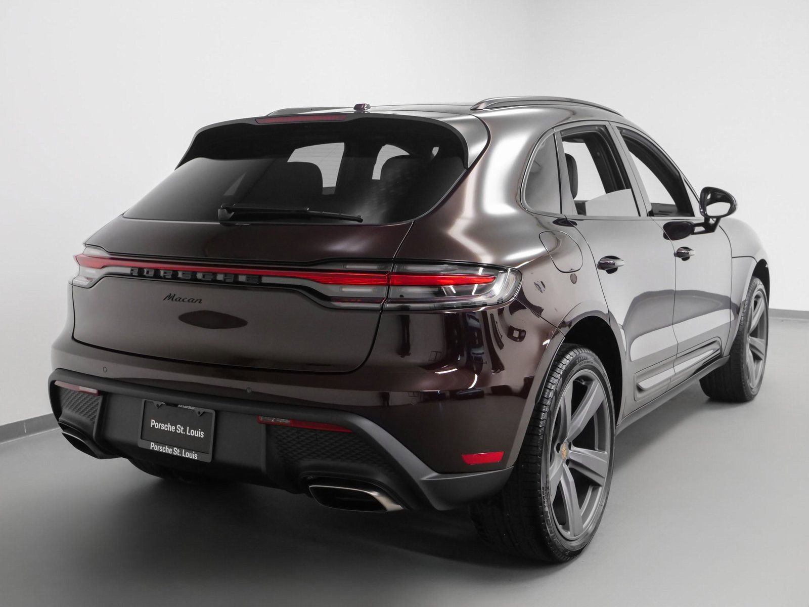 Certified 2025 Porsche Macan AWD/4WD image 10
