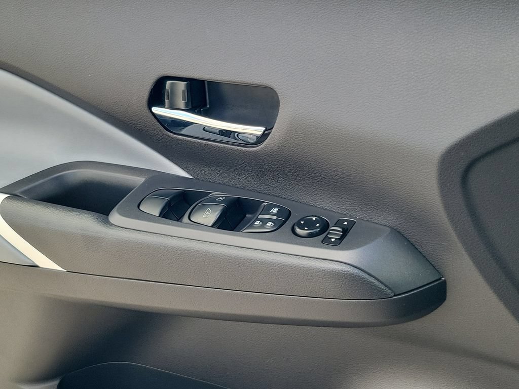 Used 2024 Nissan Kicks SR w/ SR Premium Package FWD image 19