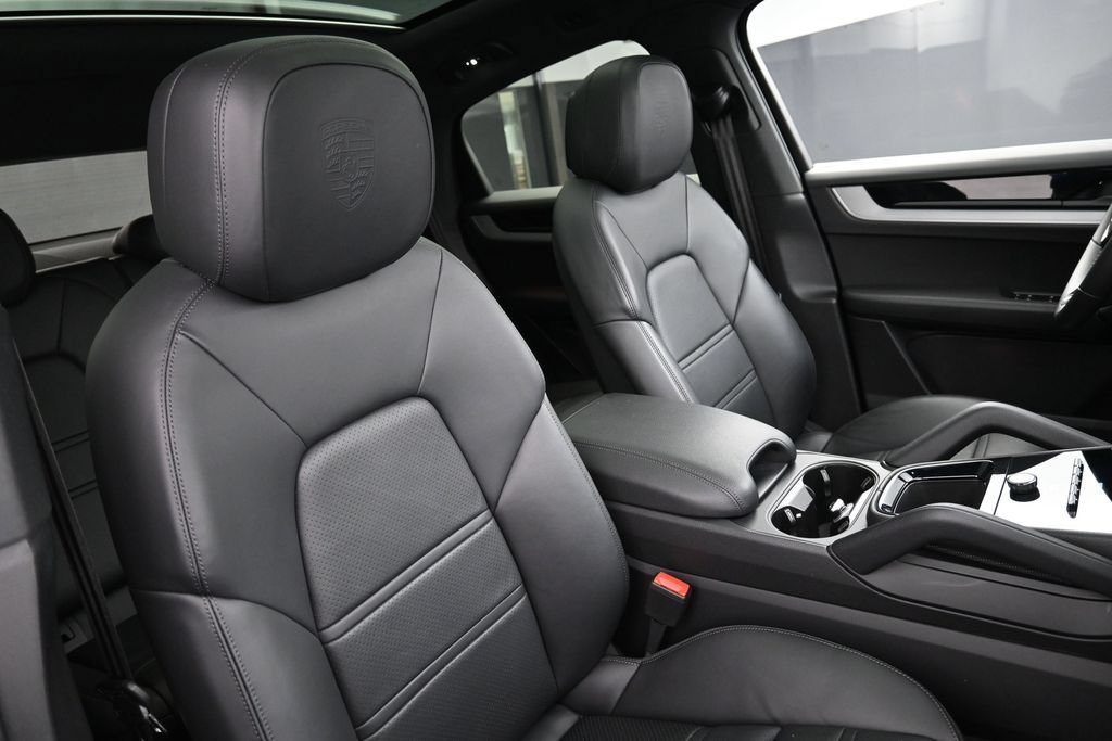 Certified 2025 Porsche Cayenne Coupe AWD/4WD image 28