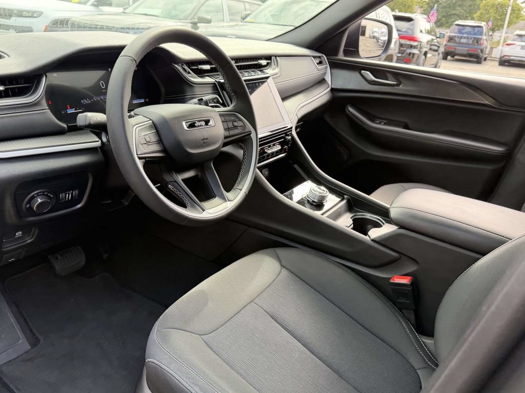 Certified 2025 Jeep Grand Cherokee Laredo AWD/4WD image 18