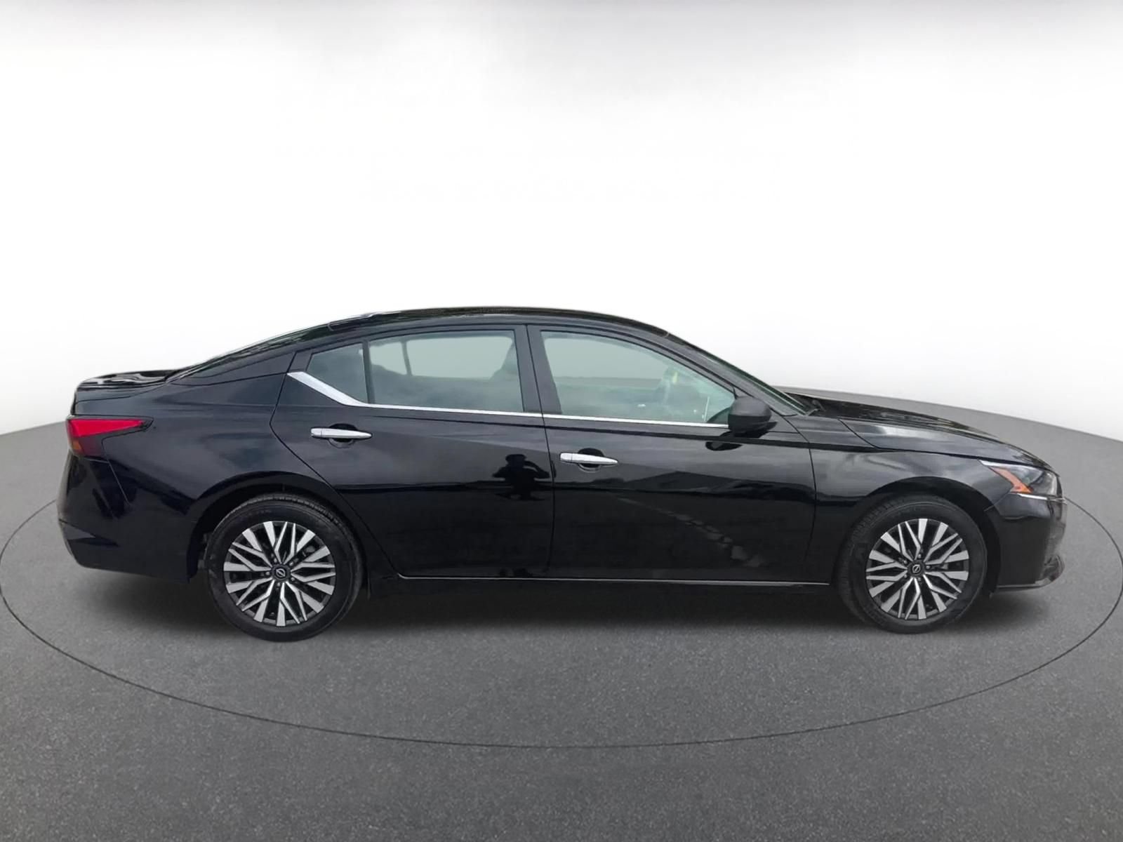 Used 2025 Nissan Altima 2.5 SV FWD image 16
