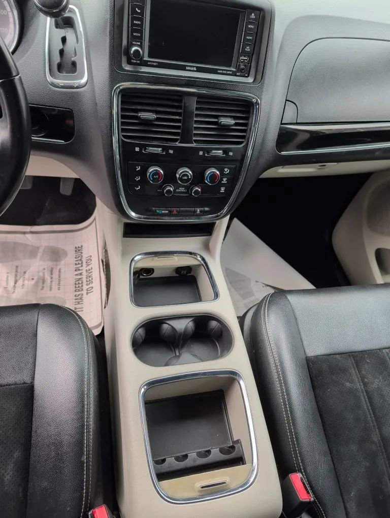 Used 2018 Dodge Grand Caravan SXT image 19