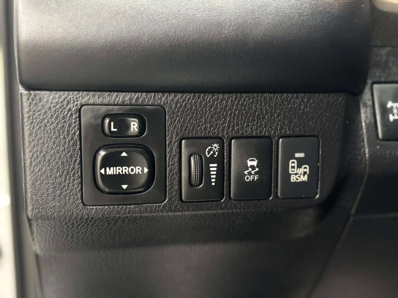 Used 2014 Toyota RAV4 Limited w/ Technology Package AWD/4WD image 39