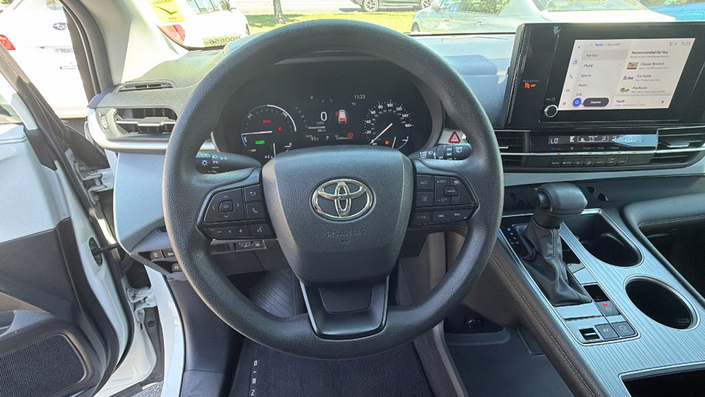 Used 2025 Toyota Sienna LE FWD image 24