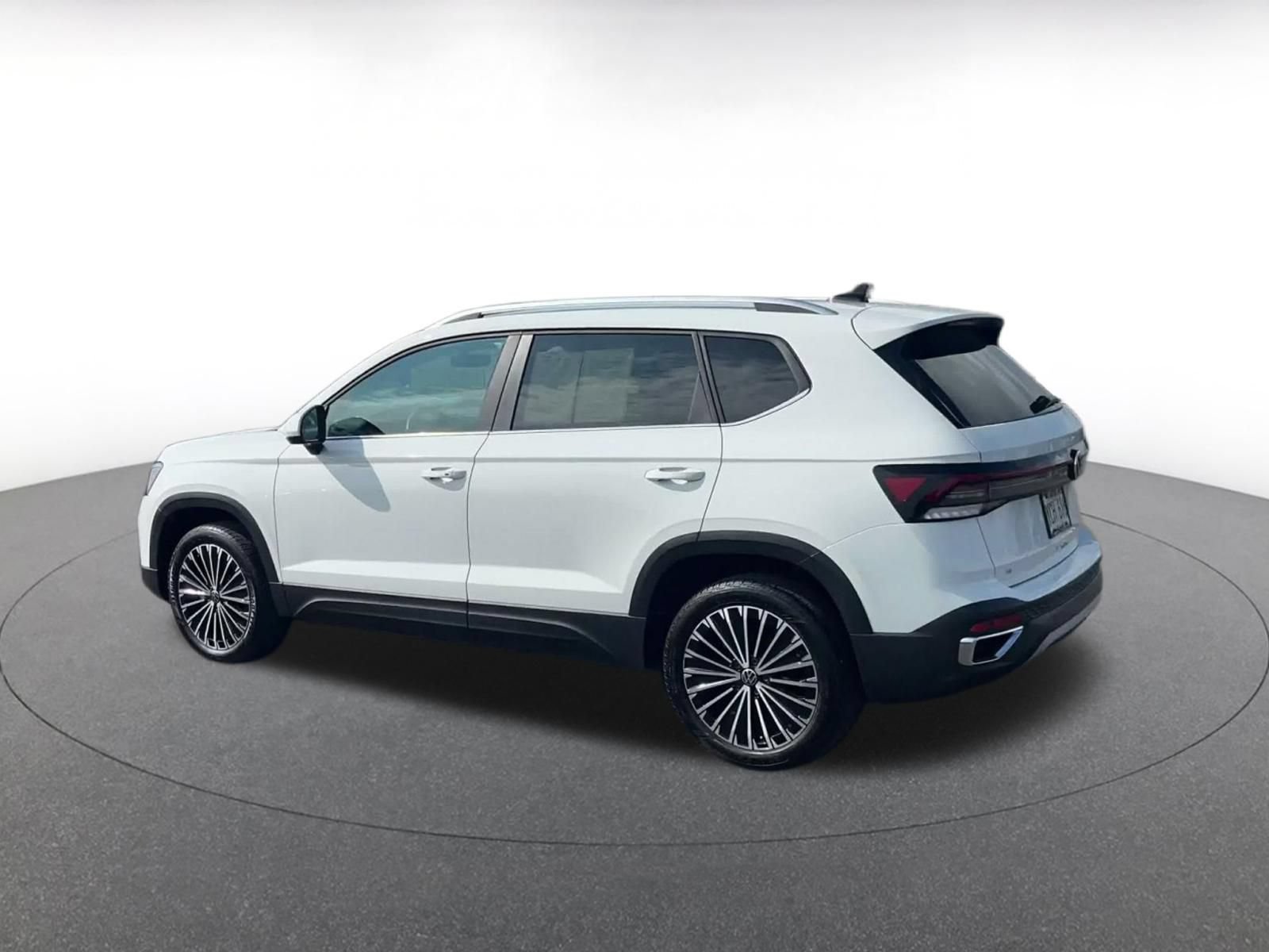 Used 2026 Volkswagen Taos SE FWD image 9