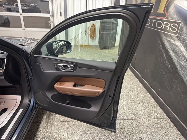 Used 2022 Volvo XC60 B5 Momentum image 26