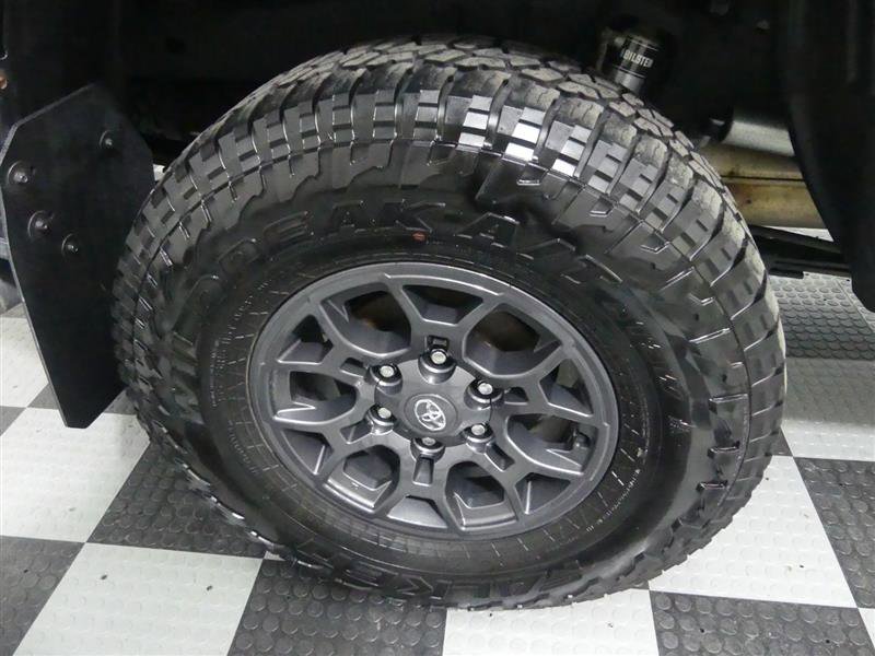 Used 2017 Toyota Tacoma SR image 14