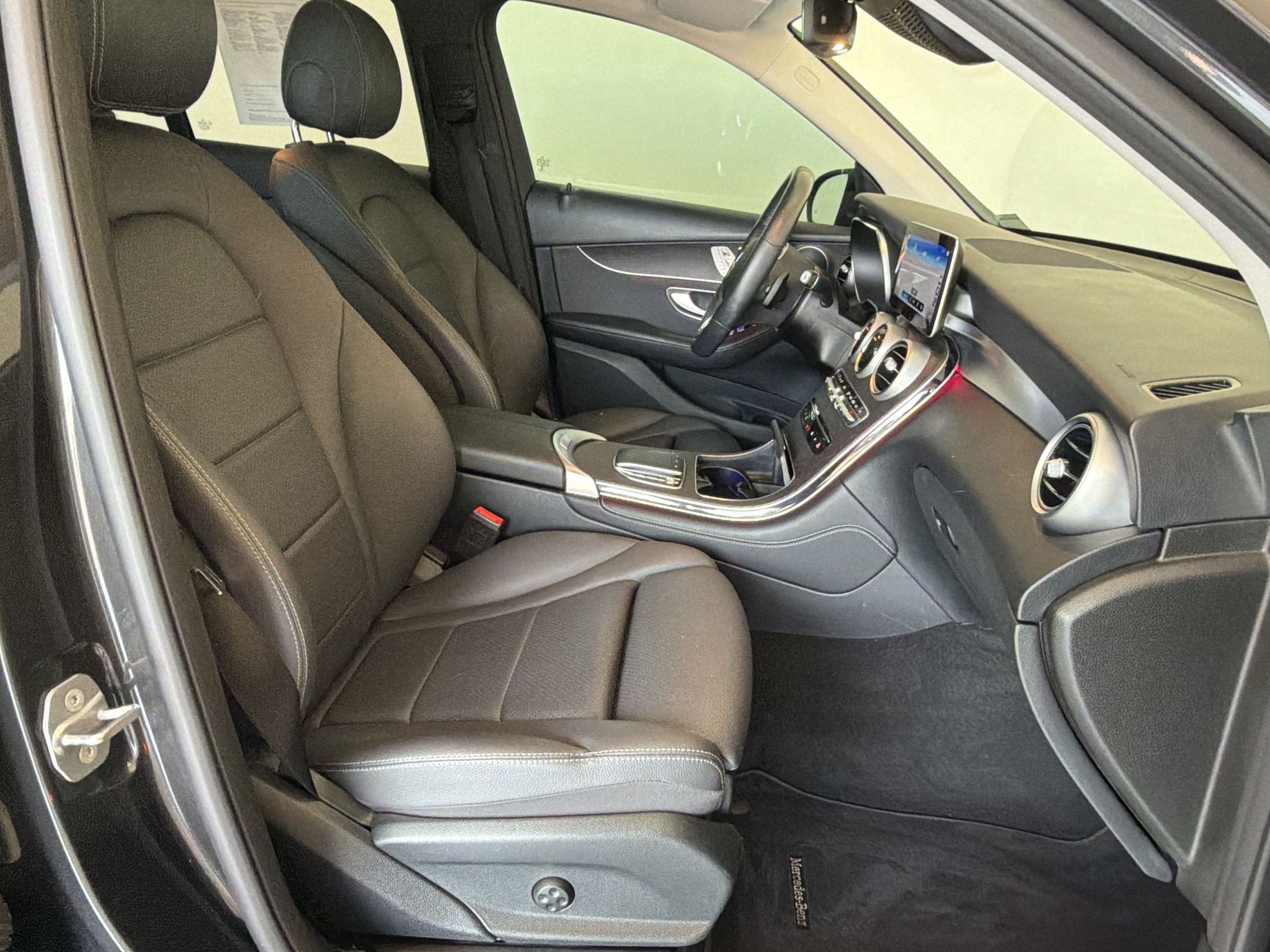 Used 2021 Mercedes-Benz GLC 300 4MATIC image 26