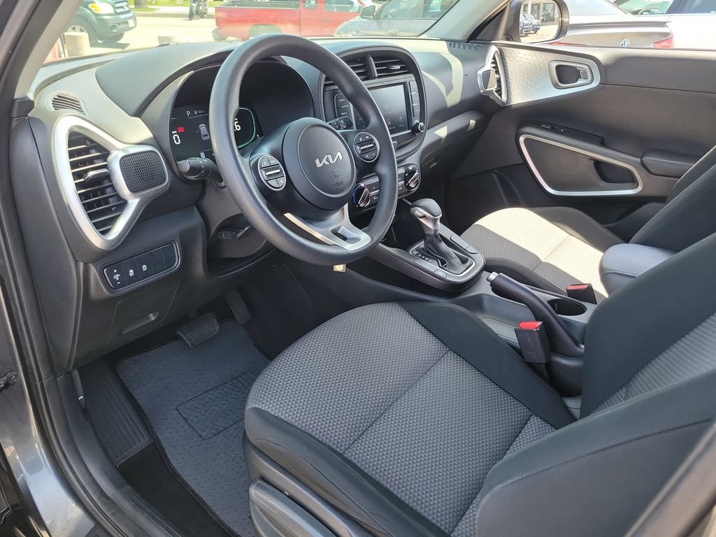 Used 2023 Kia Soul LX w/ Option Group 015 FWD image 16
