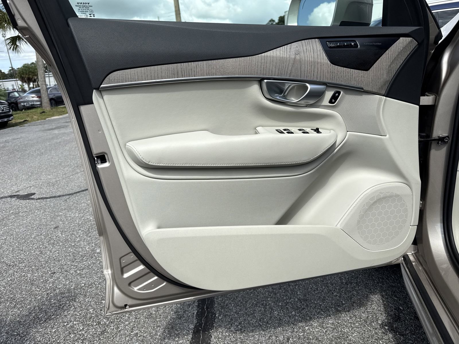 Used 2024 Volvo XC90 T8 Plus w/ Protection Package Premier image 38