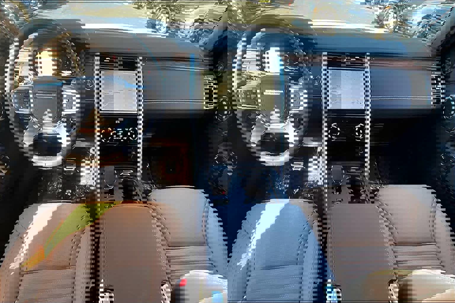 New 2025 Land Rover Discovery Dynamic SE image 7