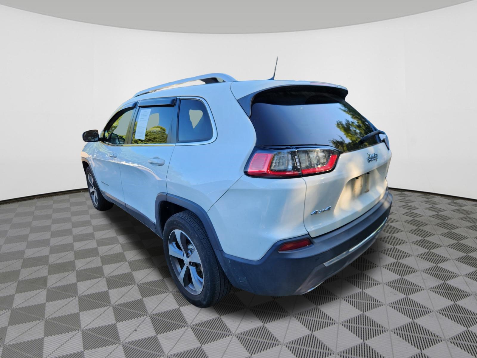 Used 2019 Jeep Cherokee Limited AWD/4WD image 3