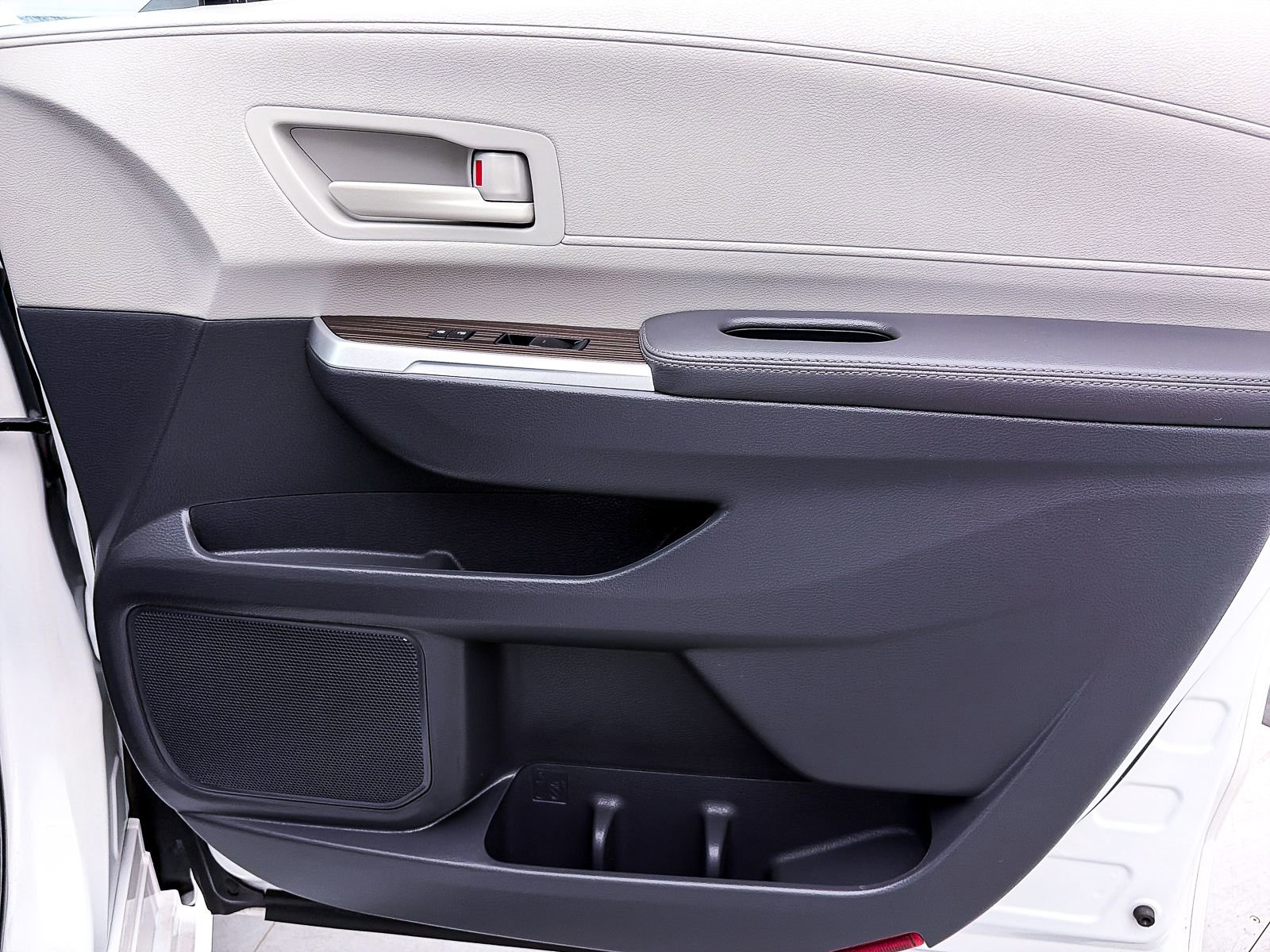 Used 2022 Toyota Sienna LE FWD image 34