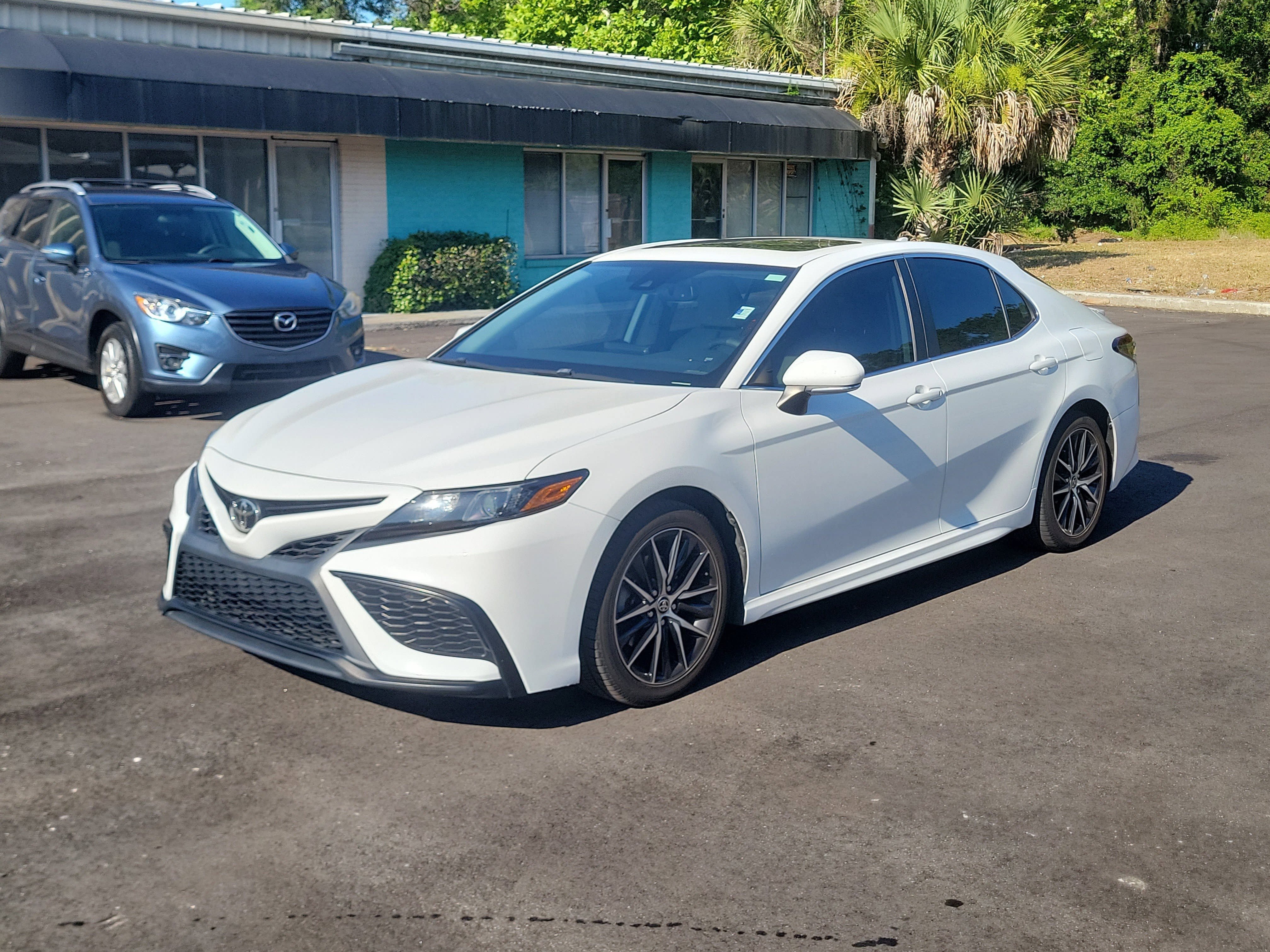 Used 2021 Toyota Camry SE w/ Audio Upgrade Package FWD image 3