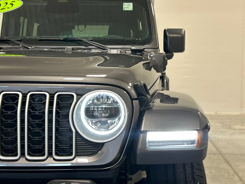 Used 2025 Jeep Wrangler Unlimited Sahara AWD/4WD image 10