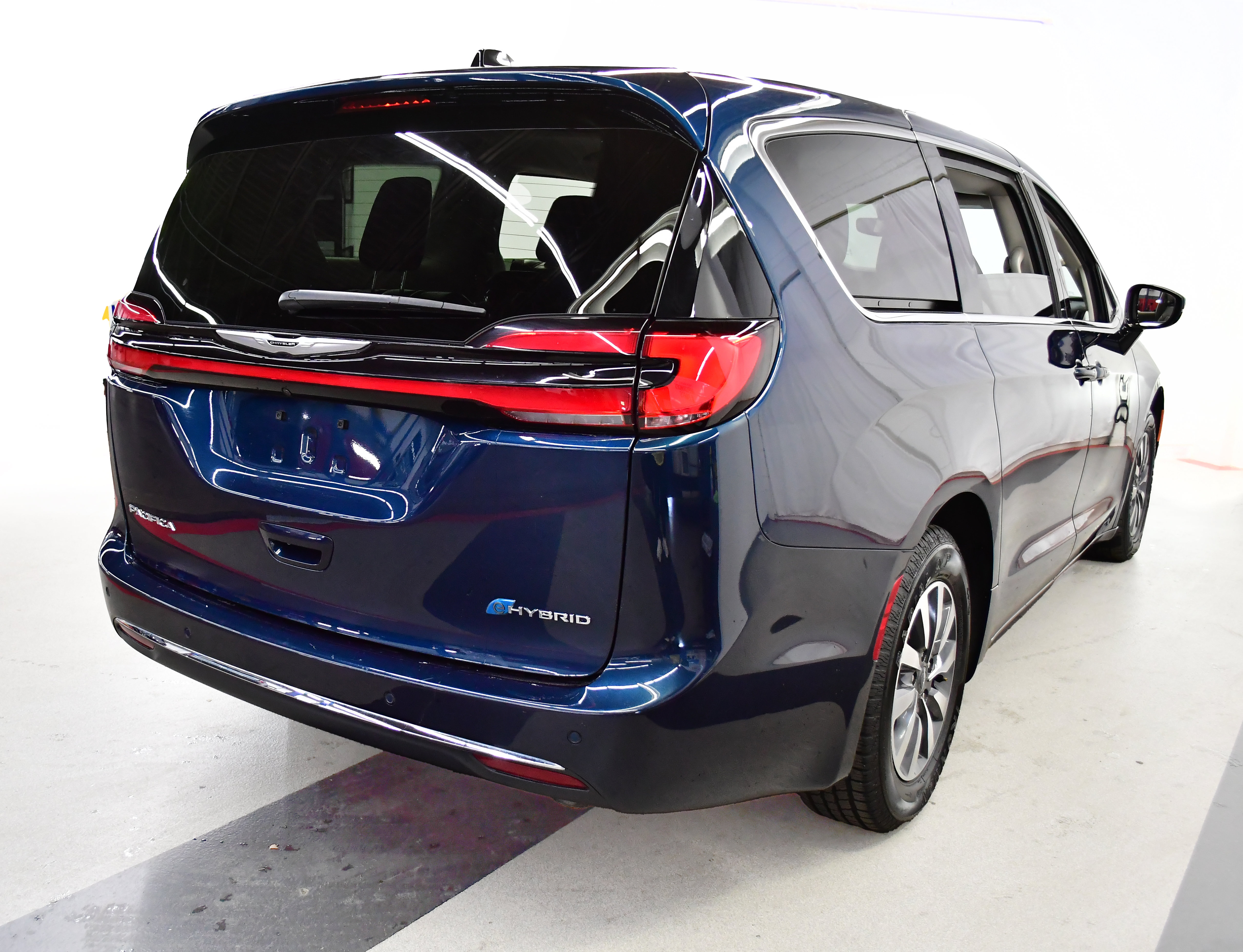 Used 2024 Chrysler Pacifica Limited FWD image 7
