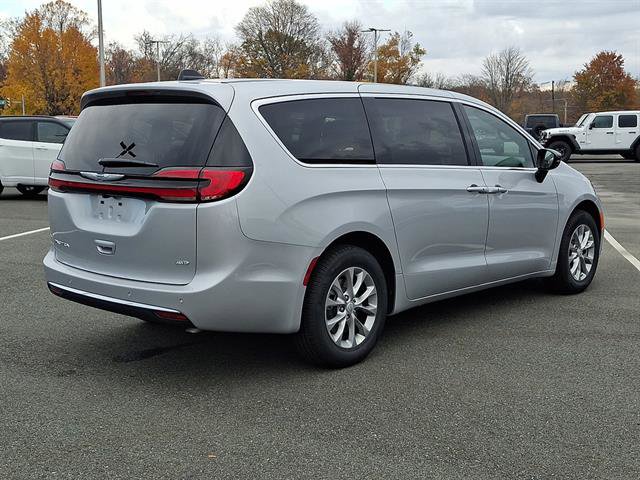New 2026 Chrysler Pacifica Select image 4