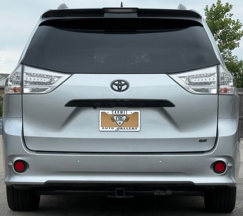 Used 2020 Toyota Sienna SE Premium w/ Nightshade Edition FWD image 4