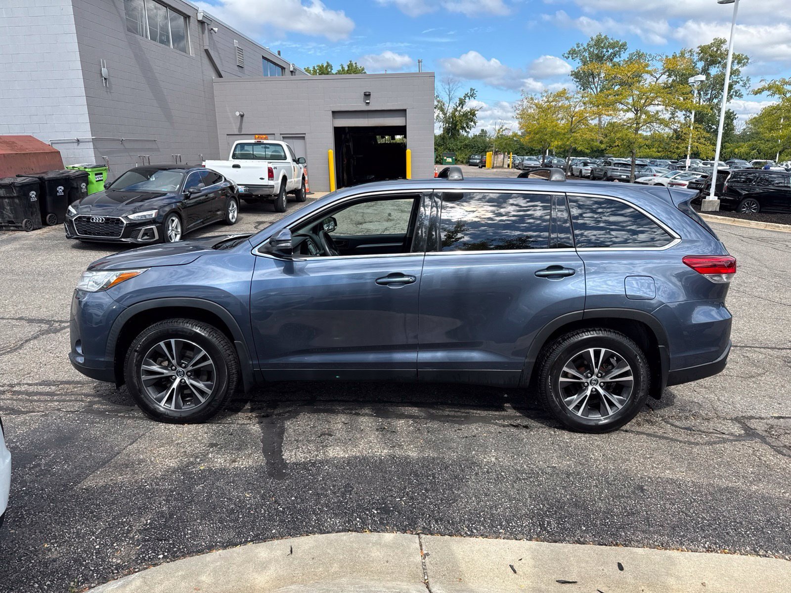 Used 2019 Toyota Highlander LE AWD/4WD image 2