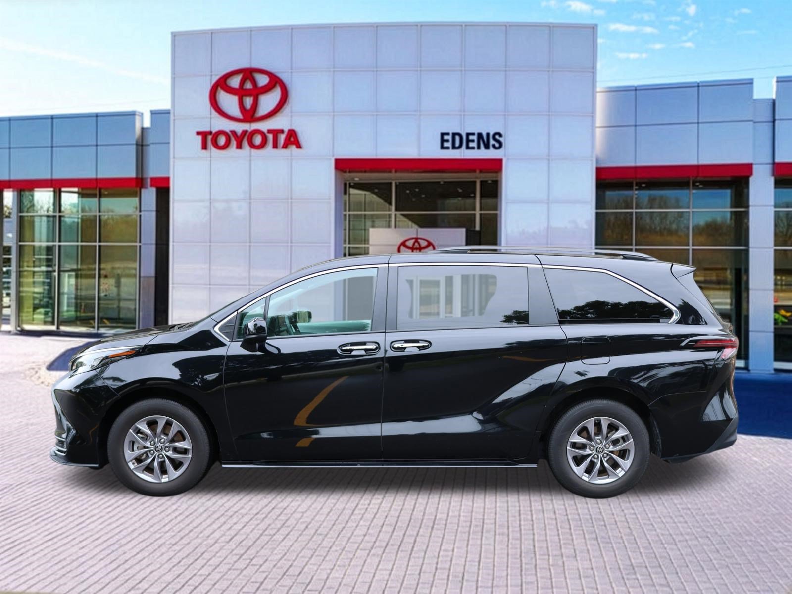 Certified 2025 Toyota Sienna XLE FWD image 9