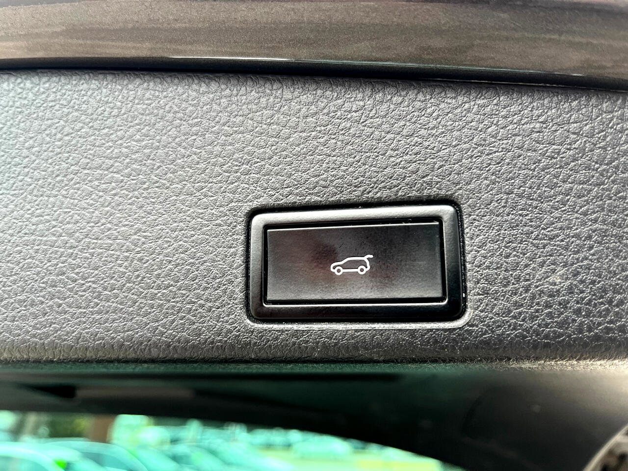 Used 2015 Volkswagen Touareg TDI image 16