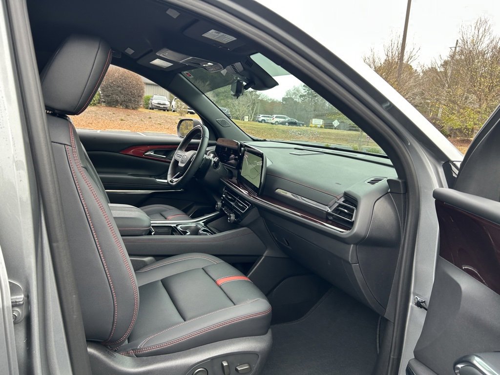 Used 2025 Chevrolet Traverse RS image 40