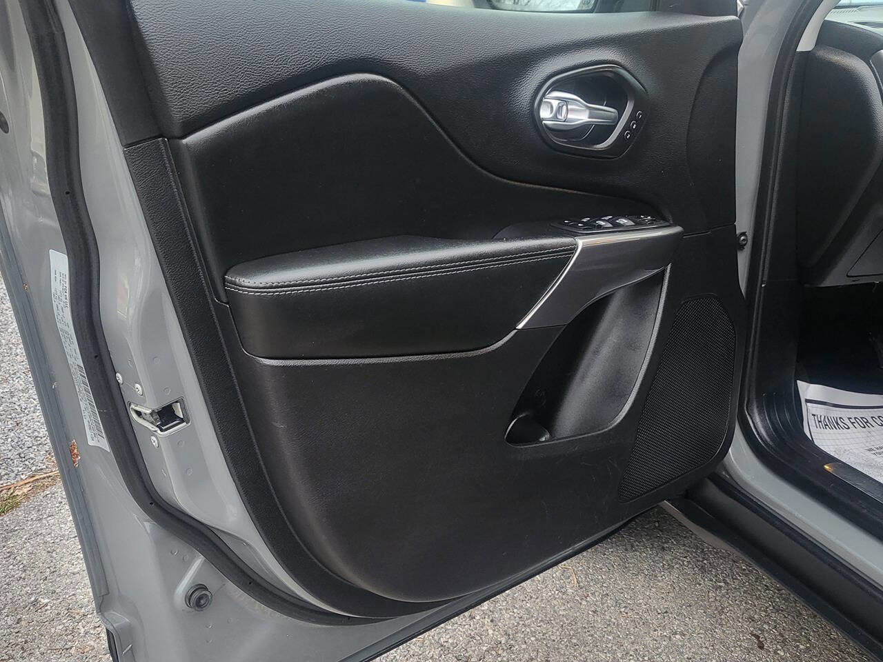 Used 2020 Jeep Cherokee Limited image 8