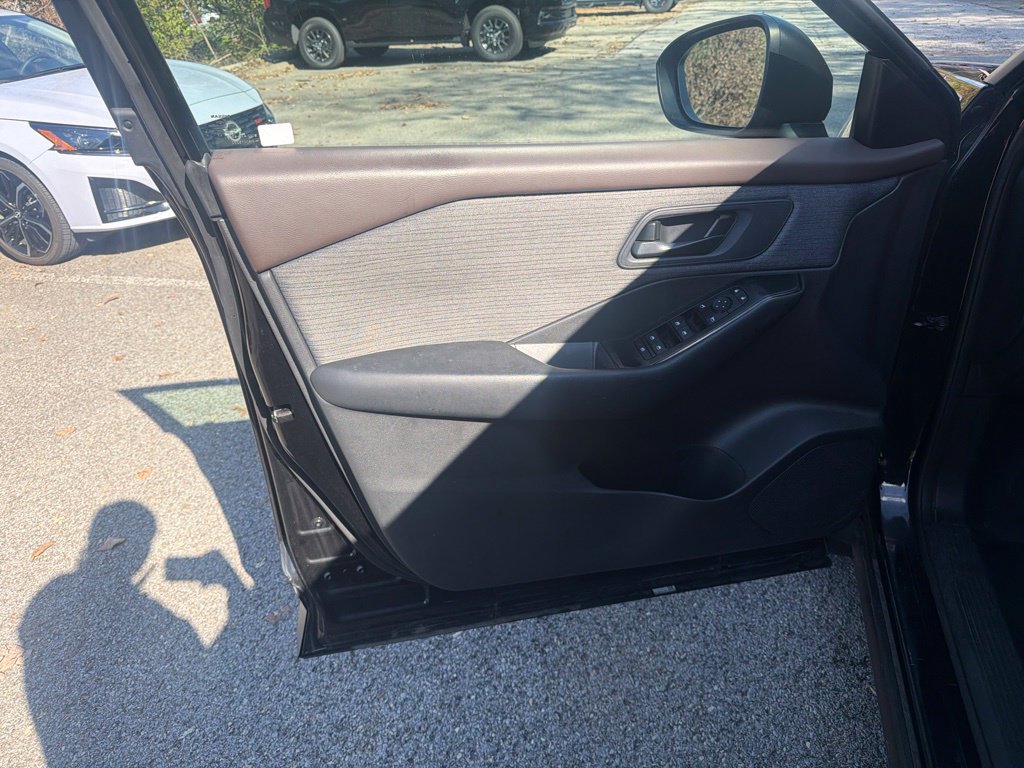 Used 2023 Nissan Rogue S AWD/4WD image 8