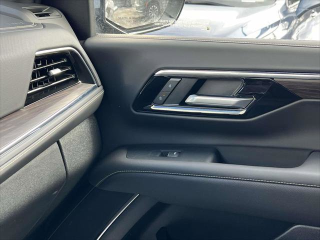 Used 2025 Chevrolet Suburban Premier image 33