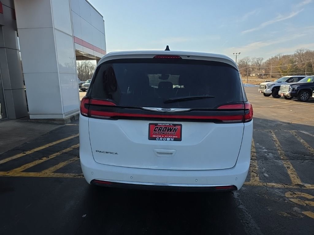 Used 2024 Chrysler Pacifica Touring-L image 4