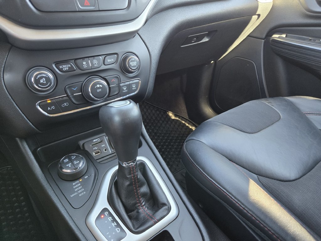 Used 2016 Jeep Cherokee Trailhawk AWD/4WD image 22