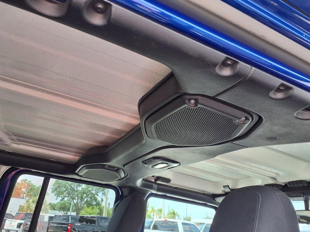 Used 2018 Jeep Wrangler Unlimited Sahara w/ Dual Top Group AWD/4WD image 19