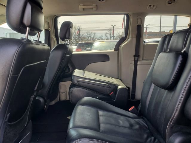 Used 2012 Chrysler Town & Country Touring w/ Entertainment Group #1 FWD image 31
