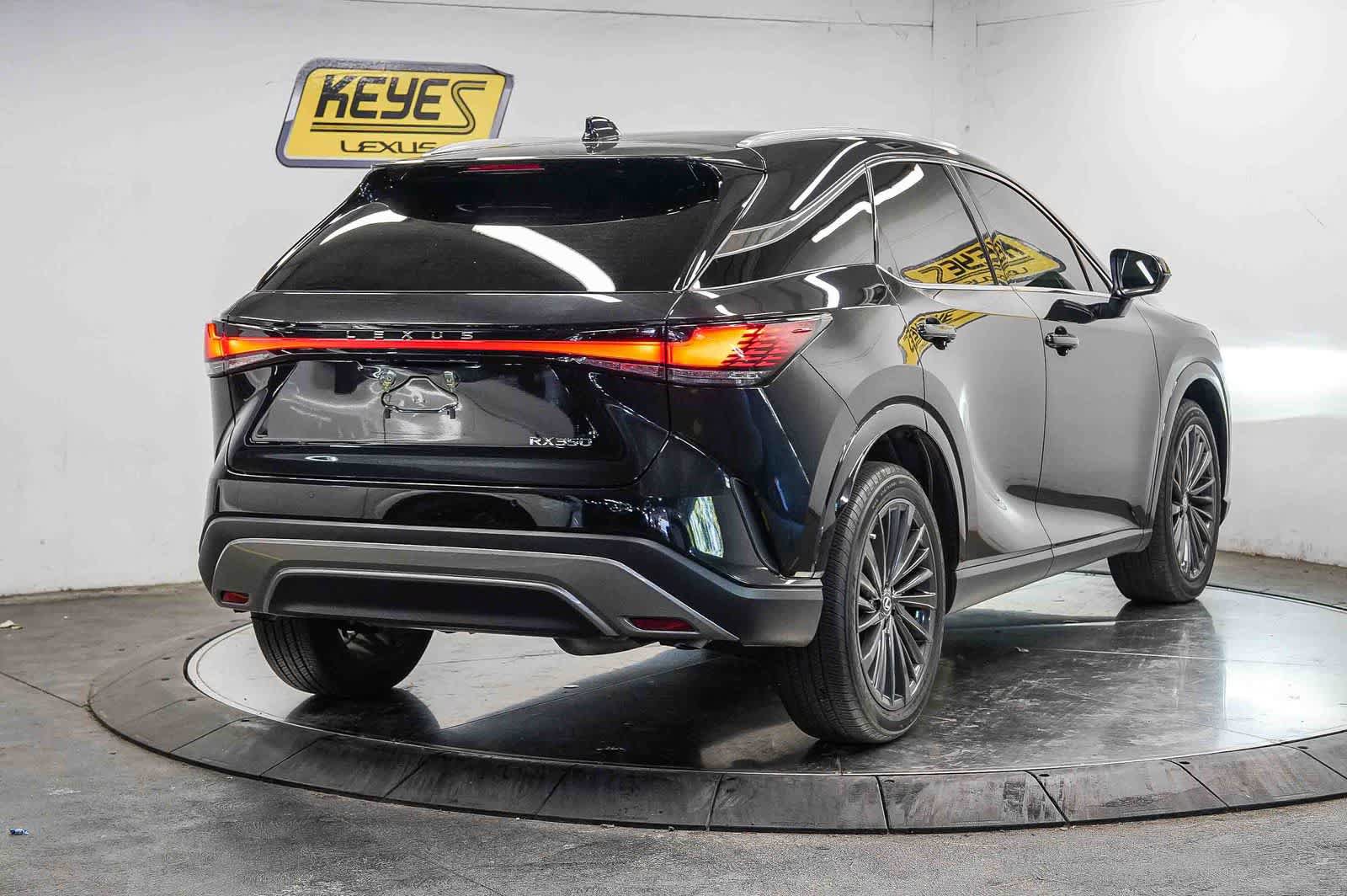Used 2025 Lexus RX 350 Premium w/ Convenience Package FWD image 4